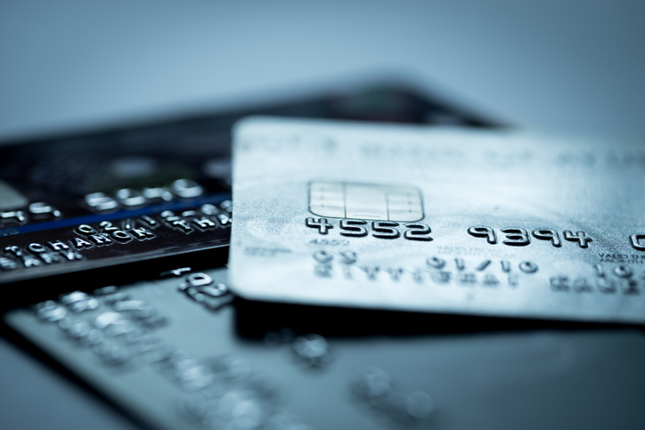 3 cartes bancaires dans un fond sombre.