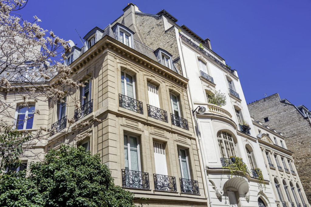Vue en plongée d'une architecture française sous un ciel bleu.