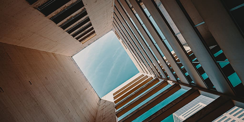 Vue du bas d'un bâtiment avec le ciel en haut 