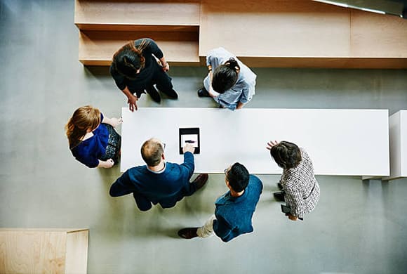 Equipe d'entrepreneurs autour d'une table en train de brainstormer