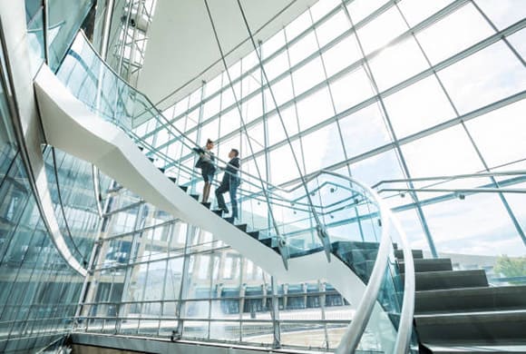 Un homme et une femme parlant dans les escaliers