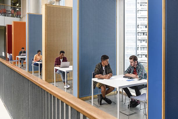 Etudiants qui étudient sur des tables