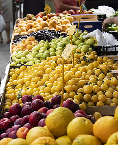 Comptoir avec fruits et légumes d'un hypermarché 