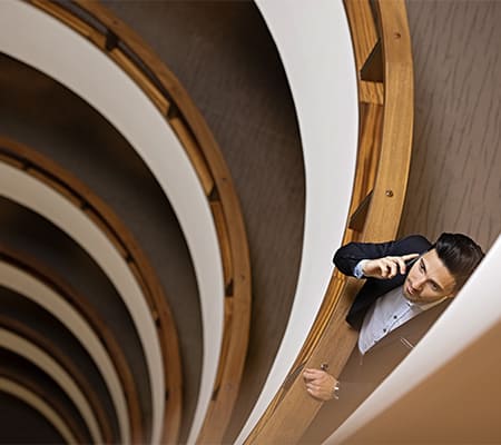 homme d'affaire au téléphone dans des escaliers