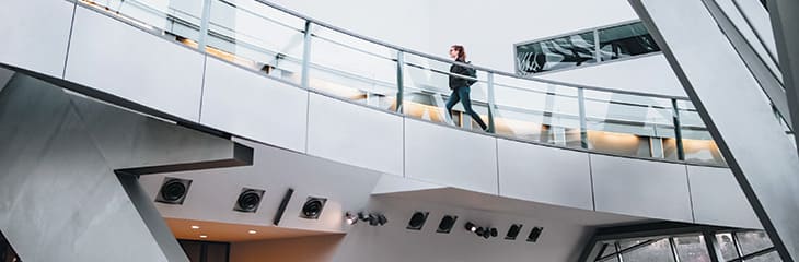 Femme qui marche dans un couloir dans une entreprise