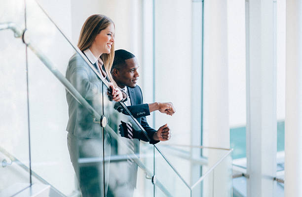 Un homme et une femme regardant vers la même direction