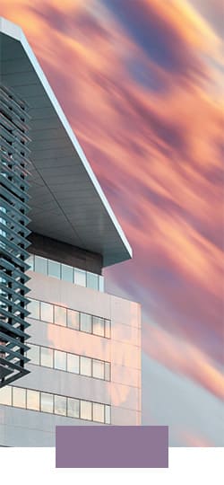 coucher de soleil derrière un immeuble
