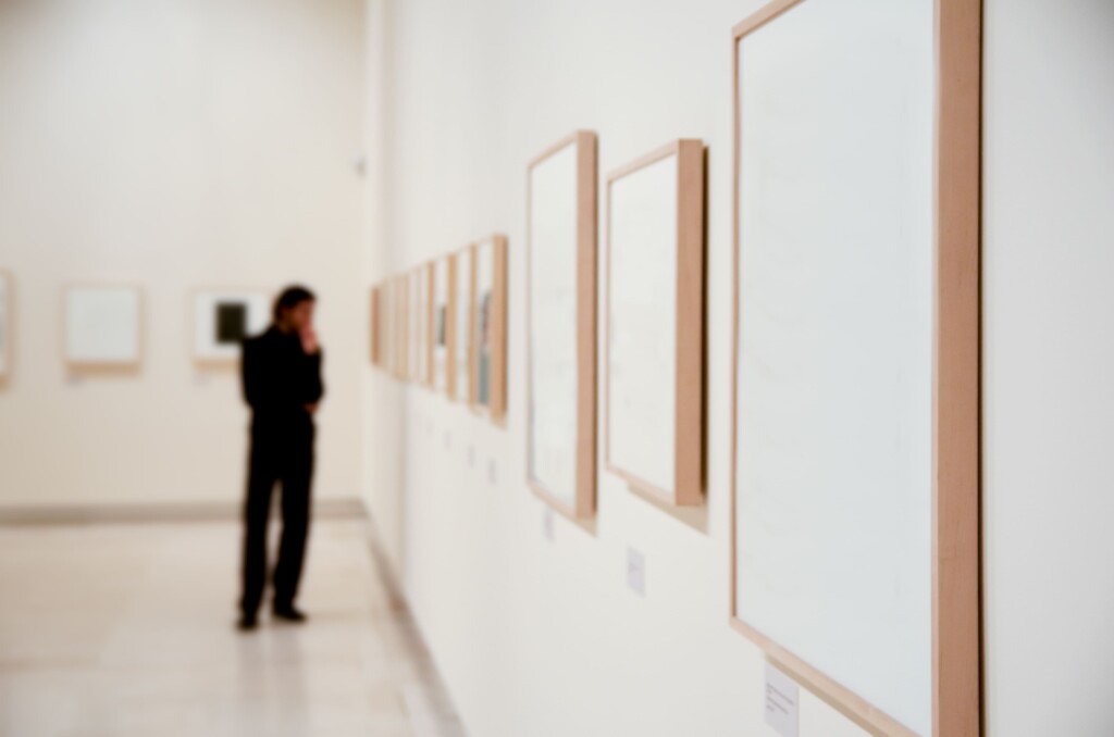 galerie d'art avec un homme qui regarde des tableaux