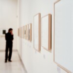 galerie d'art avec un homme qui regarde des tableaux