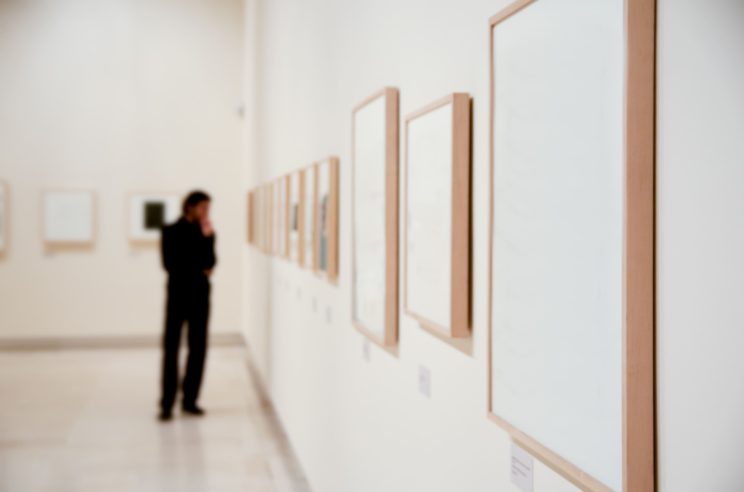 galerie d'art avec un homme qui regarde des tableaux