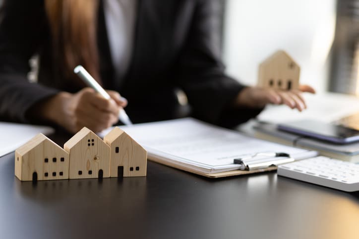 Femme d’affaires signant légalement un contrat pour l’achat, l’hypothèque et la location de biens immobiliers.