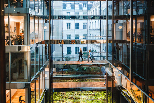 Des professionnels naviguent dans des bureaux à plusieurs niveaux