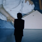 Femme de dos devant un écran